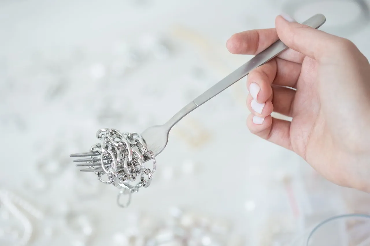 Reakcja elektrochemiczna czyszczenia srebra