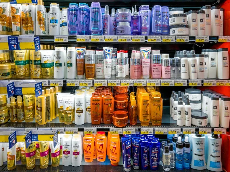 półka w sklepie z różnymi rodzajami szamponów do włosów