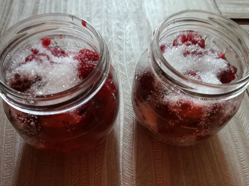 Maliny w garnku z cukrem