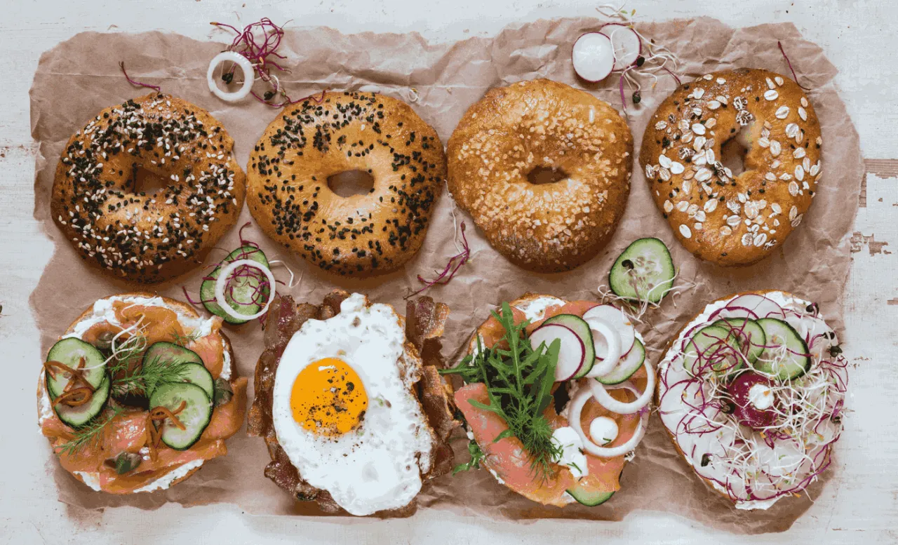 Pyszne bajgle z łososiem, jajkiem sadzonym i warzywami. Idealne na śniadanie, gdy szukasz inspiracji, gdzie zjeść w Szczecinie.