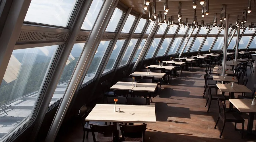 Panorama Liberca z góry Ještěd, restauracja w chmurach