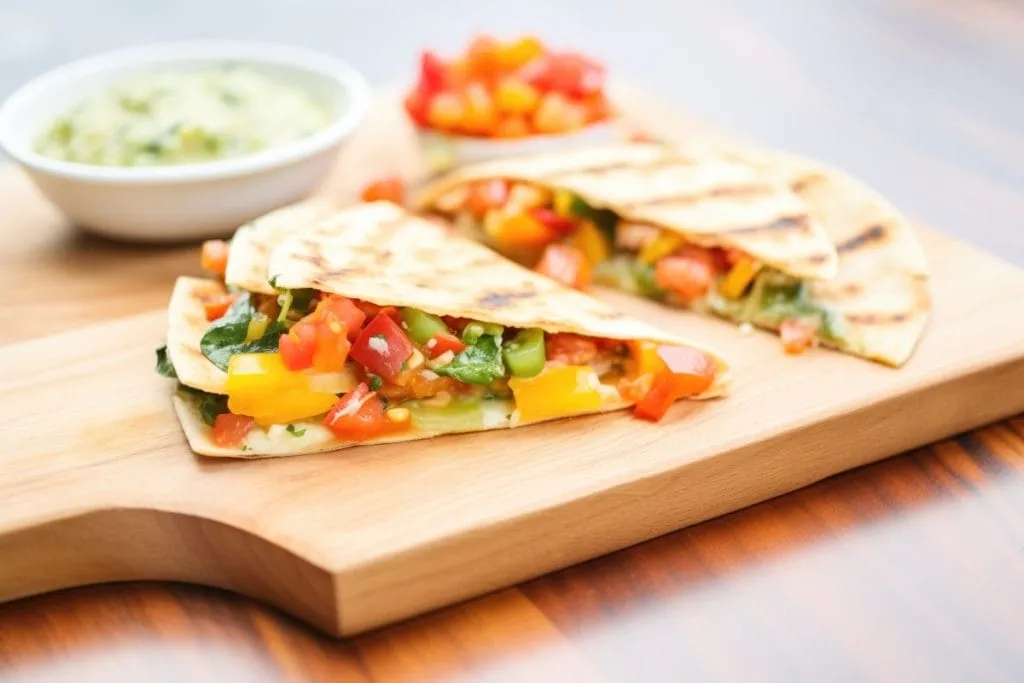 Szybka quesadilla z warzywami i serem