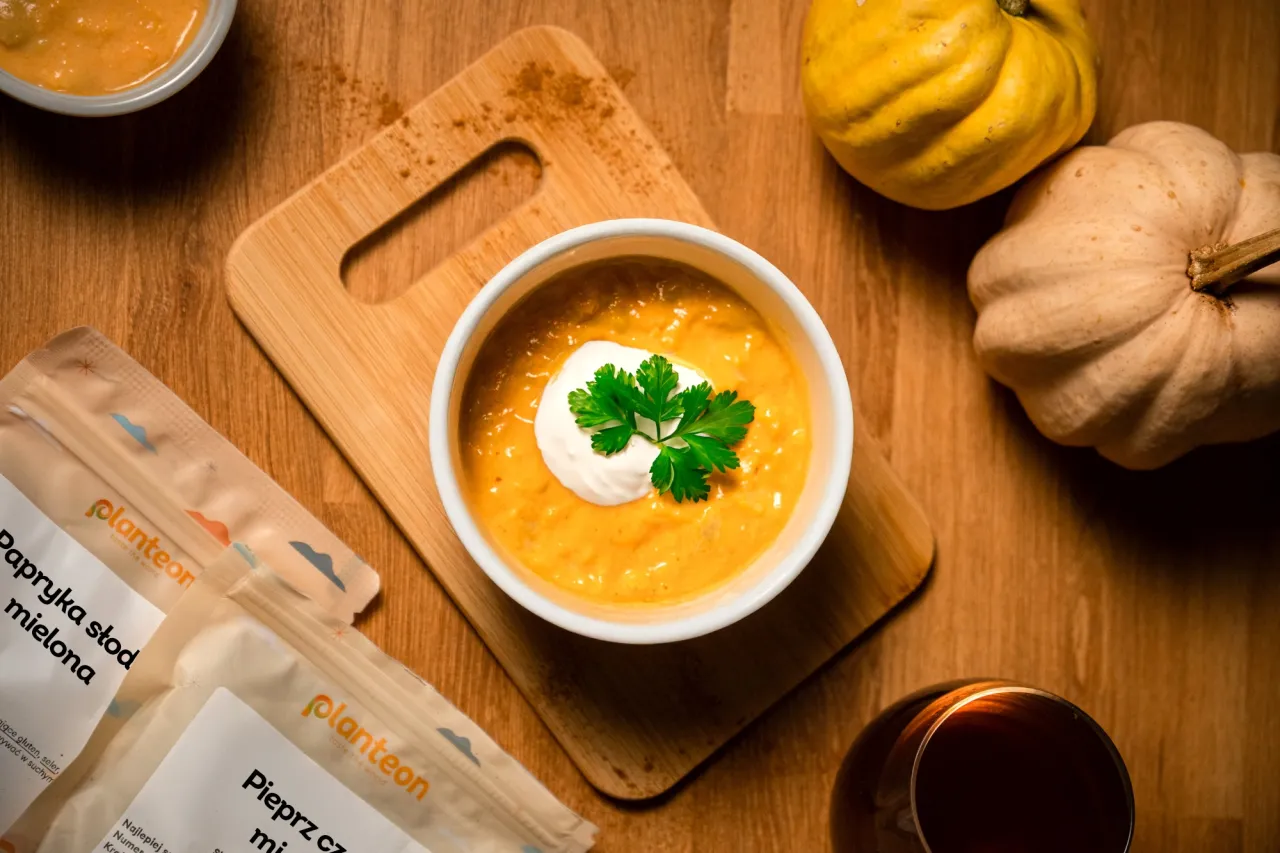 zupa dyniowa w misce