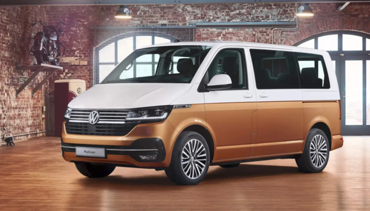 Dwukolorowy bus 9 osobowy, Volkswagen Multivan, idealny na rodzinne wycieczki. Jaki wybrać?