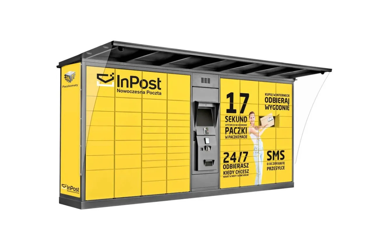Kurier InPost dostarczający paczkę do domu