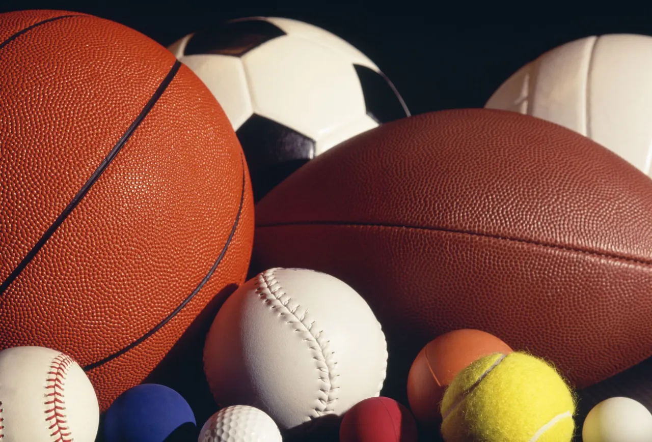 Kolekcja piłek sportowych: do koszyk&oacute;wki, futbolu, baseballu, tenisa i innych. Każda piłka to inna gra, inna przygoda.