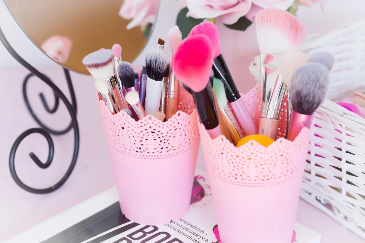 Różne narzędzia do aplikacji korektora: pędzle, gąbki, palce