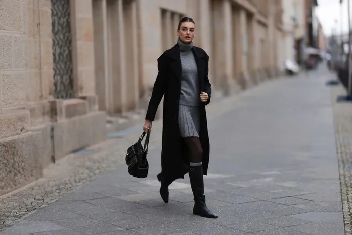 plisowana sp&oacute;dnica z kurtką płaszczem