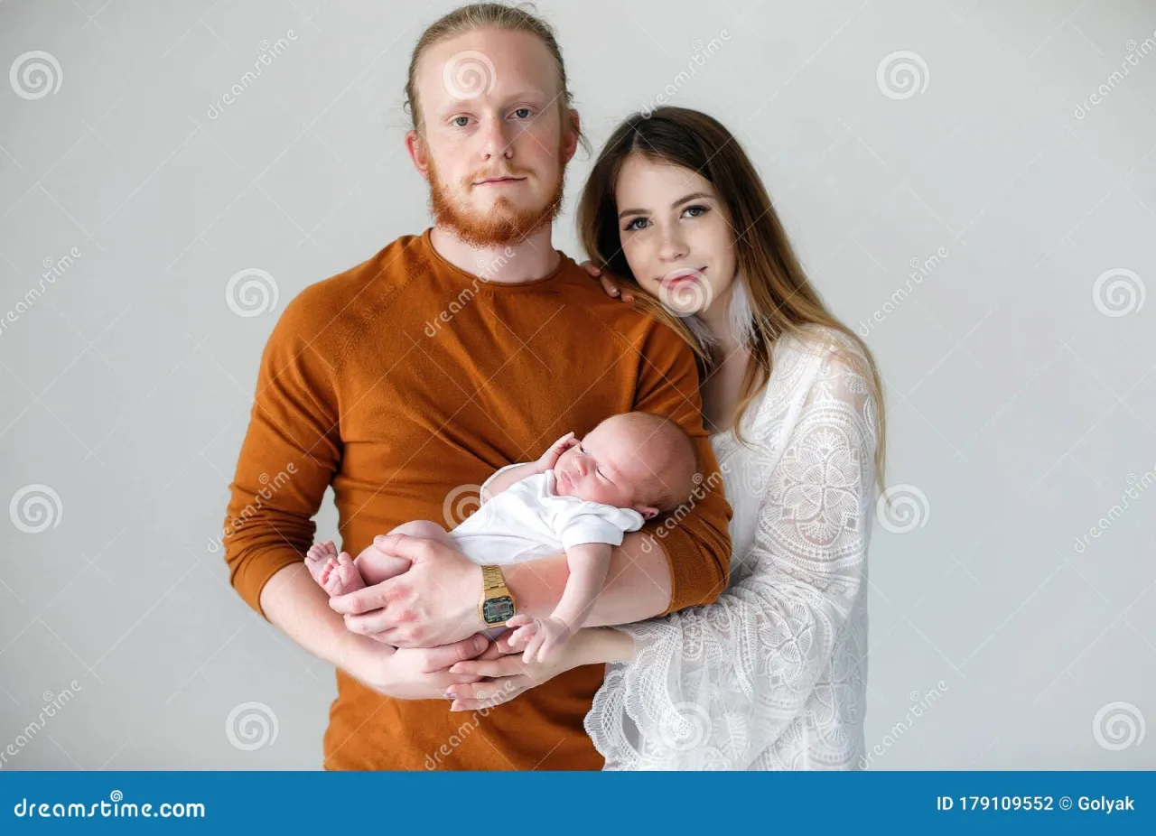 szczęśliwi rodzice z noworodkiem w urzędzie