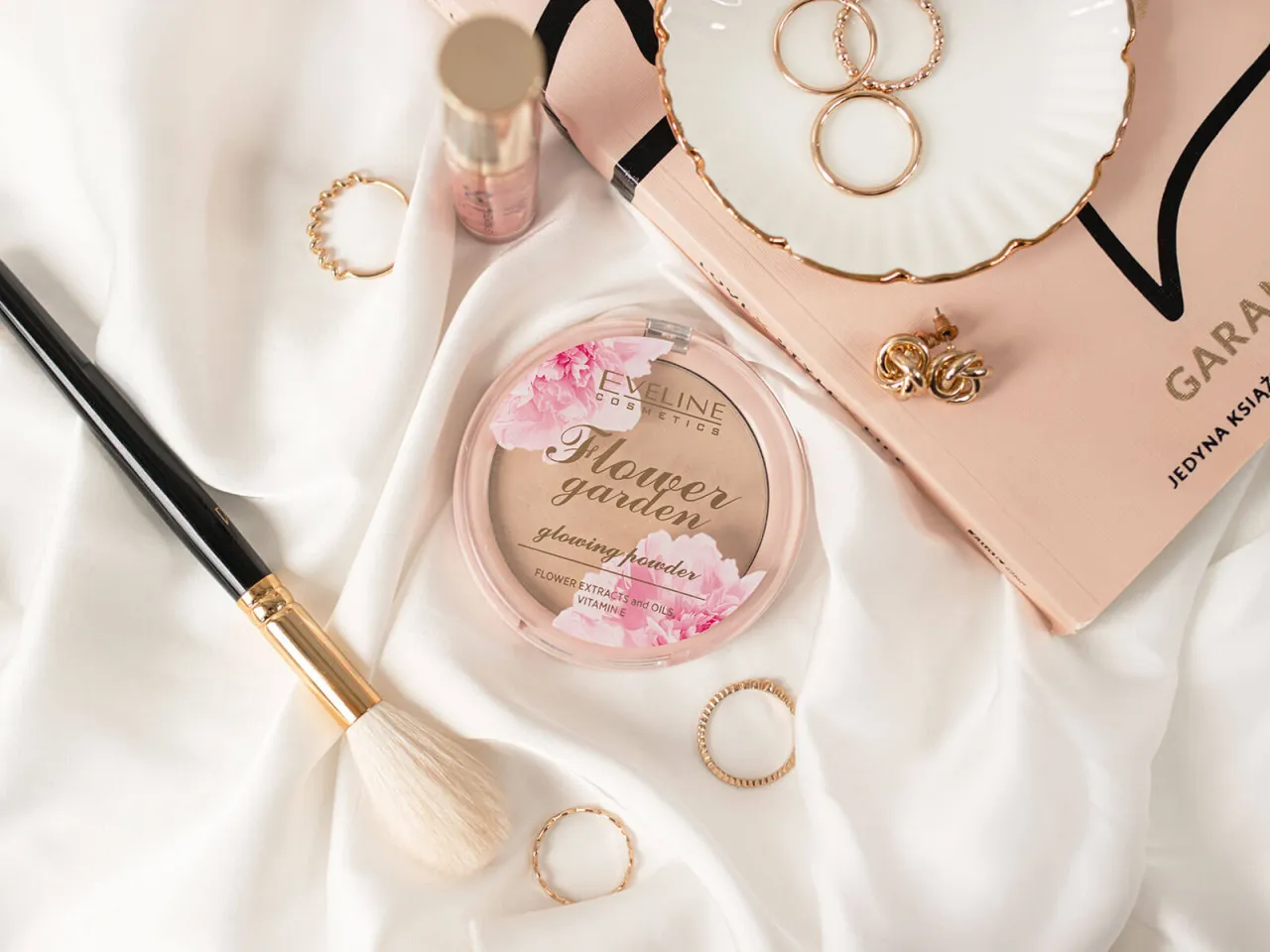 Eveline pudry rozświetlające por&oacute;wnanie