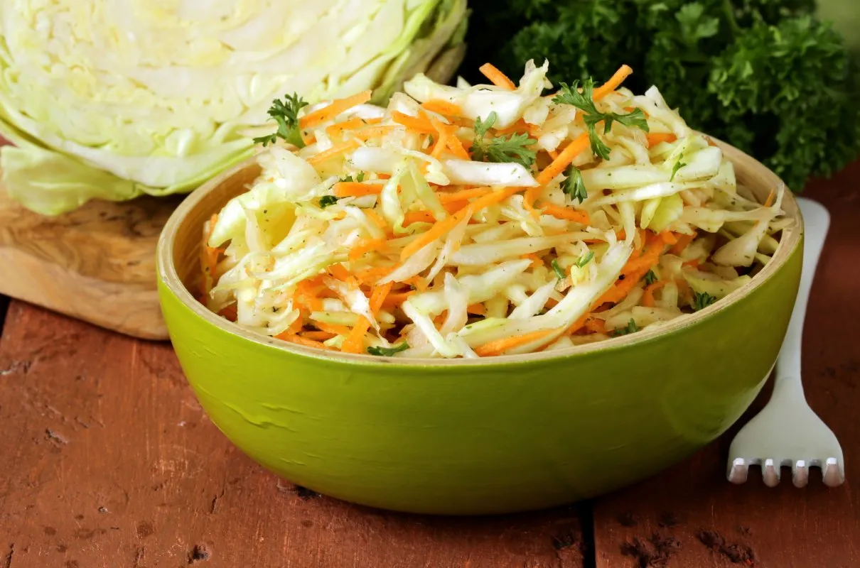 Sur&oacute;wka z białej kapusty restauracja por&oacute;wnanie