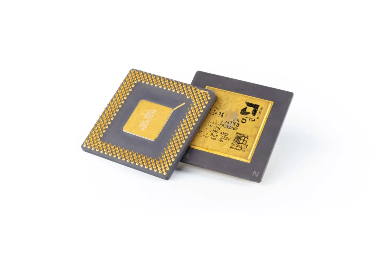 złoto w komponentach komputera procesor RAM płyta gł&oacute;wna