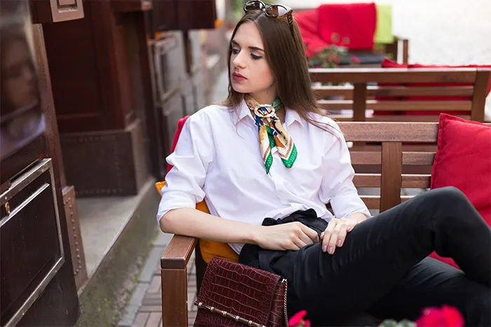 kobieta w apaszce i koszuli klasyczna elegancja