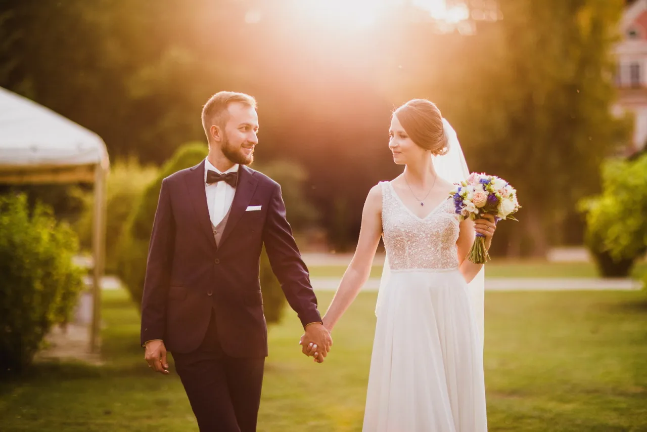 Para młoda analizująca umowę z fotografem