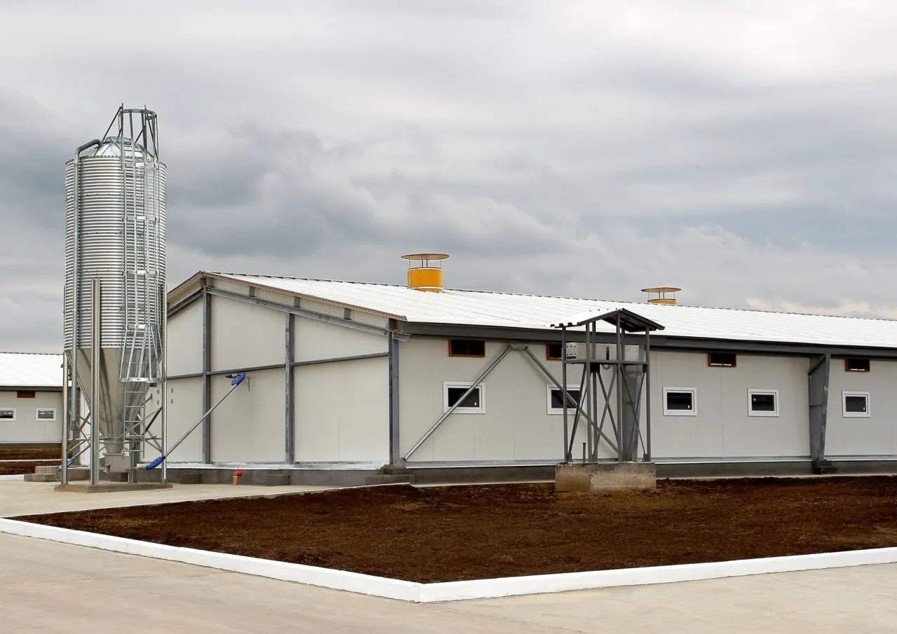 różne budynki w gospodarstwie rolnym