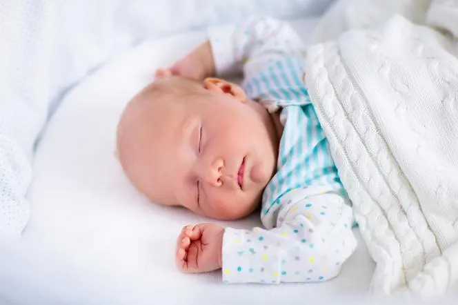 niemowlę śpiące w śpiworku