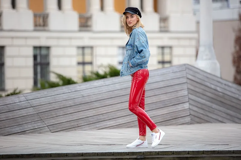 Skórzane spodnie białe sneakersy stylizacje