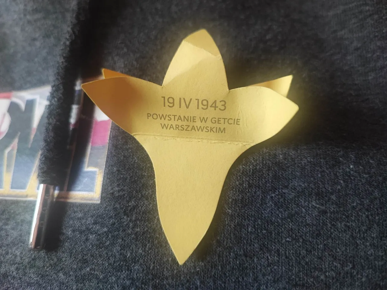 Żółty papierowy żonkil z napisem