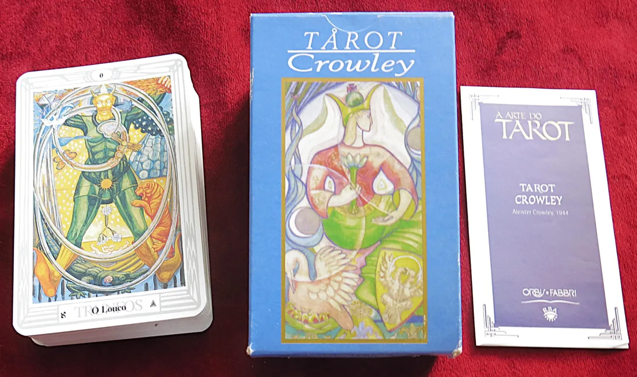 Osoba medytująca z kartami Tarota