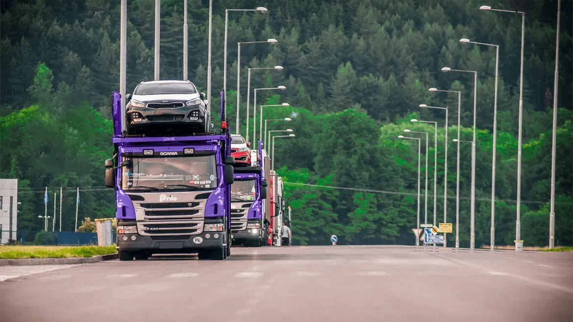 Laweta przewożąca samochód