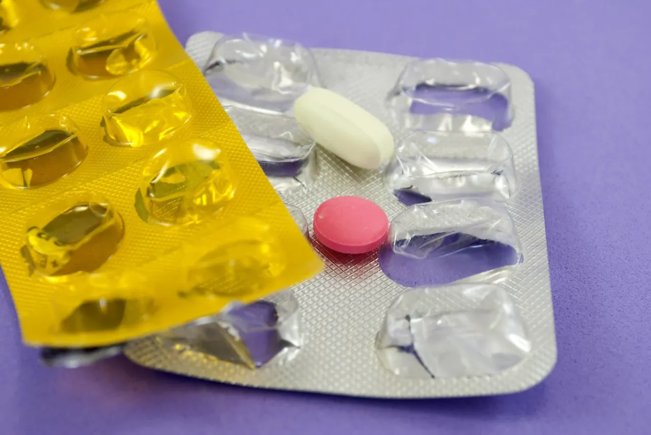 Pusty blister po lekach żółty pojemnik