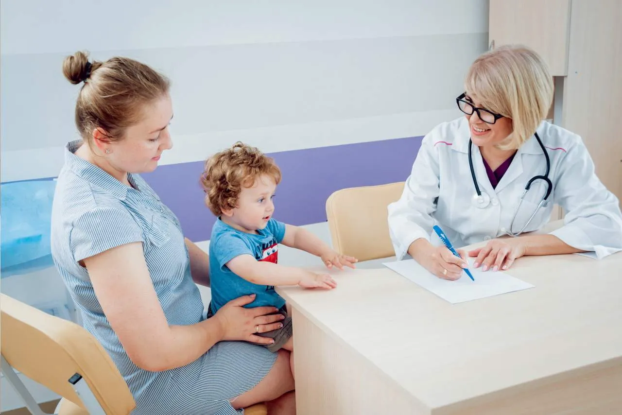 Lekarz neurolog w gabinecie