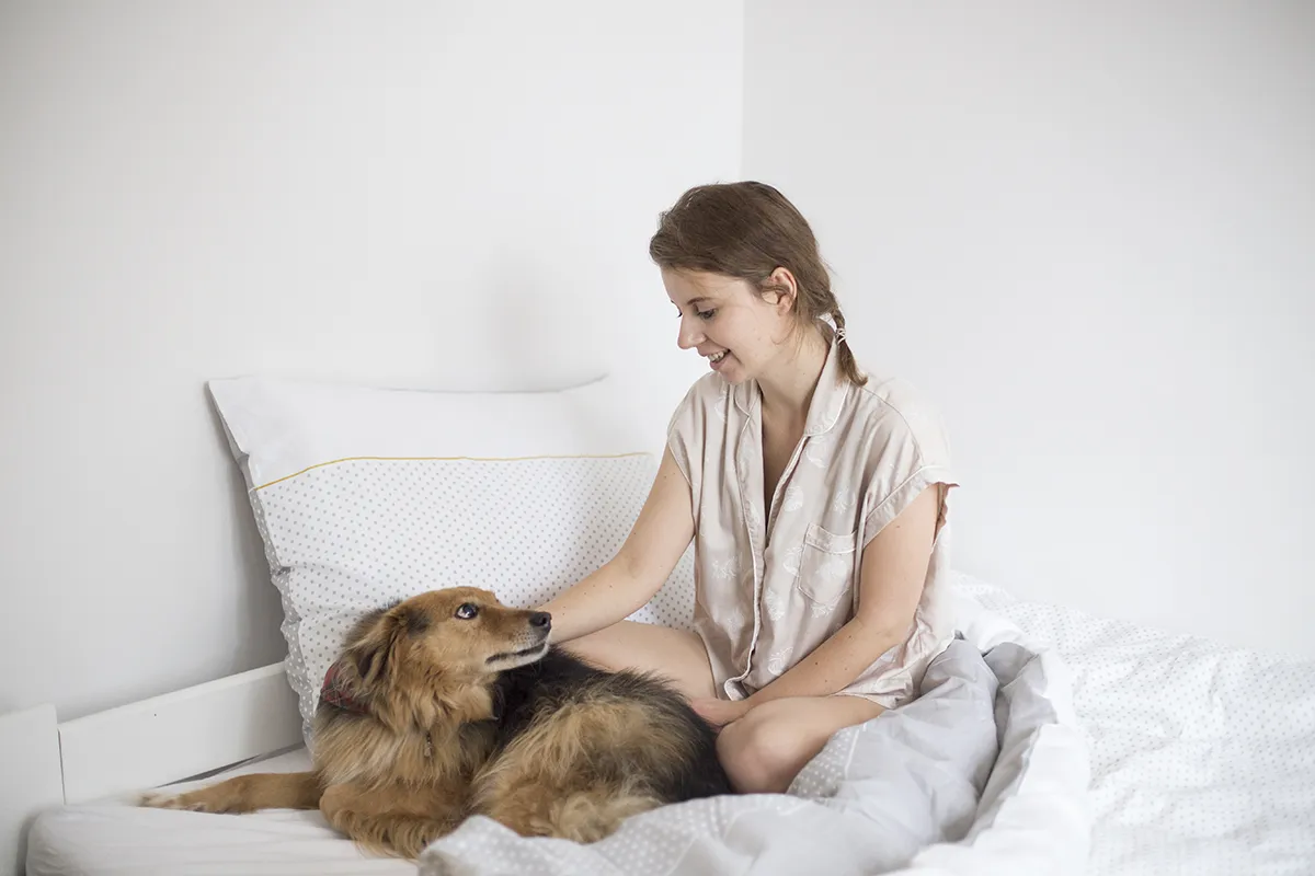 osoba wykonująca małe kroki, np. wstająca z ł&oacute;żka, pijąca wodę, robiąca notatki