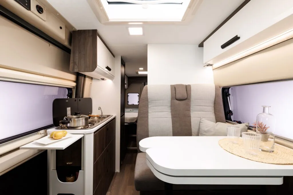 Przykładowe wnętrza kamperów DIY i profesjonalnych