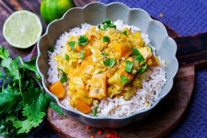 Cremiges Spitzkohl-Curry mit Kichererbsen in einer Schüssel