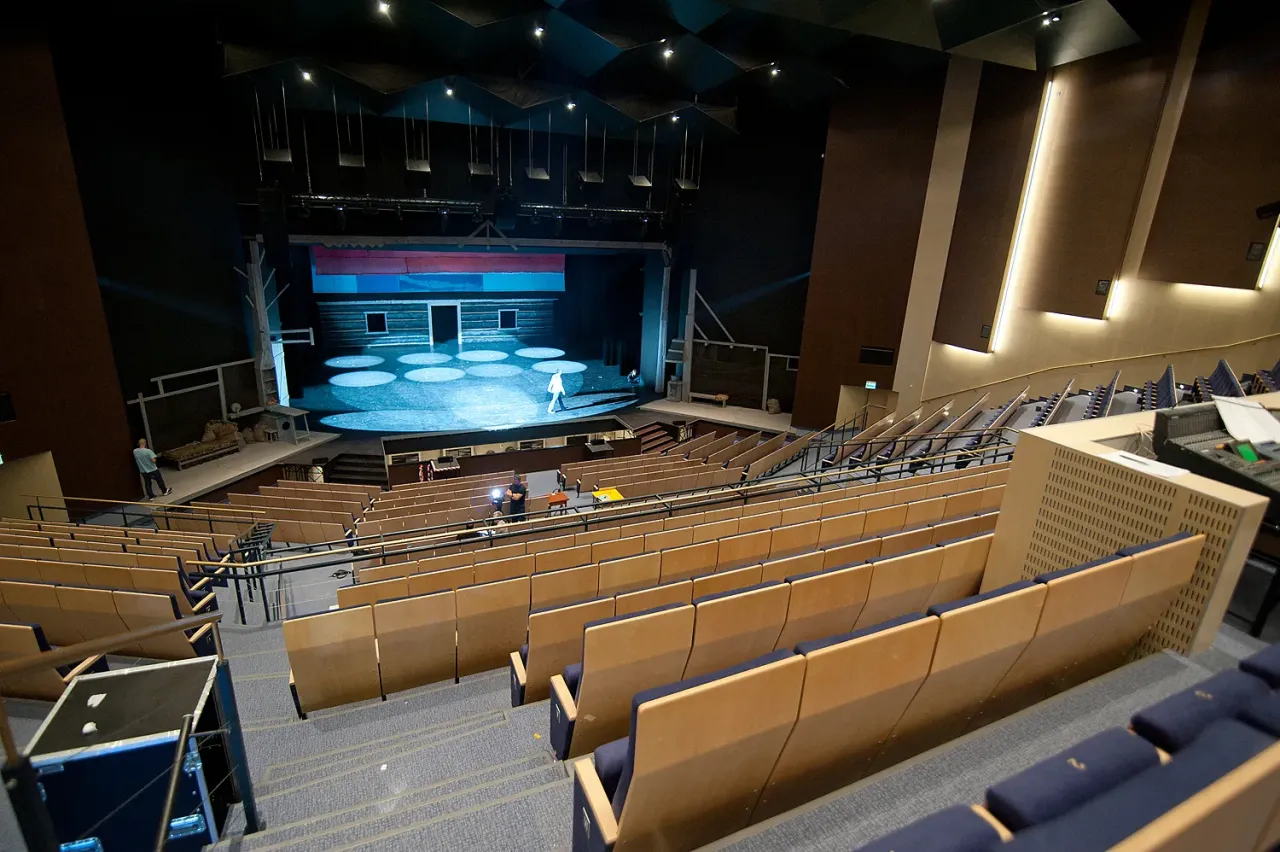 Pusta sala Teatru Muzycznego w Gdyni, przygotowana do spektaklu. Czekamy na bogaty repertuar!