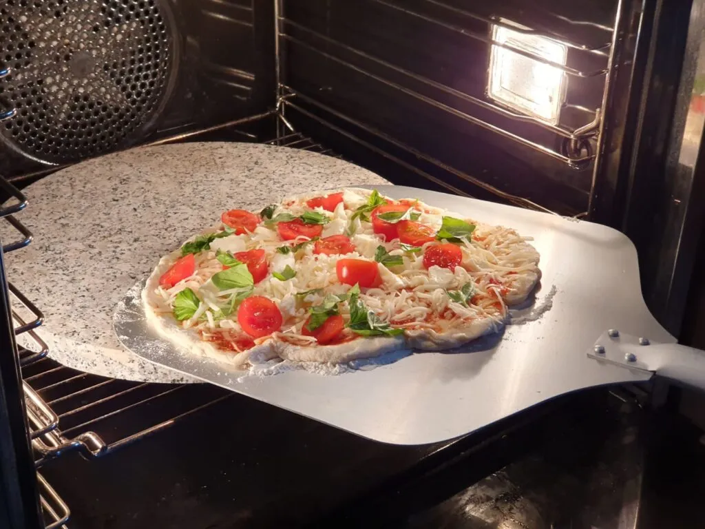 pizza na kamieniu do pizzy w piekarniku