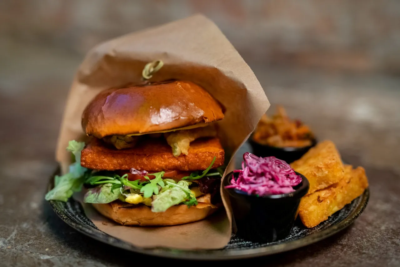 r&oacute;żne burgery wegetariańskie w restauracji