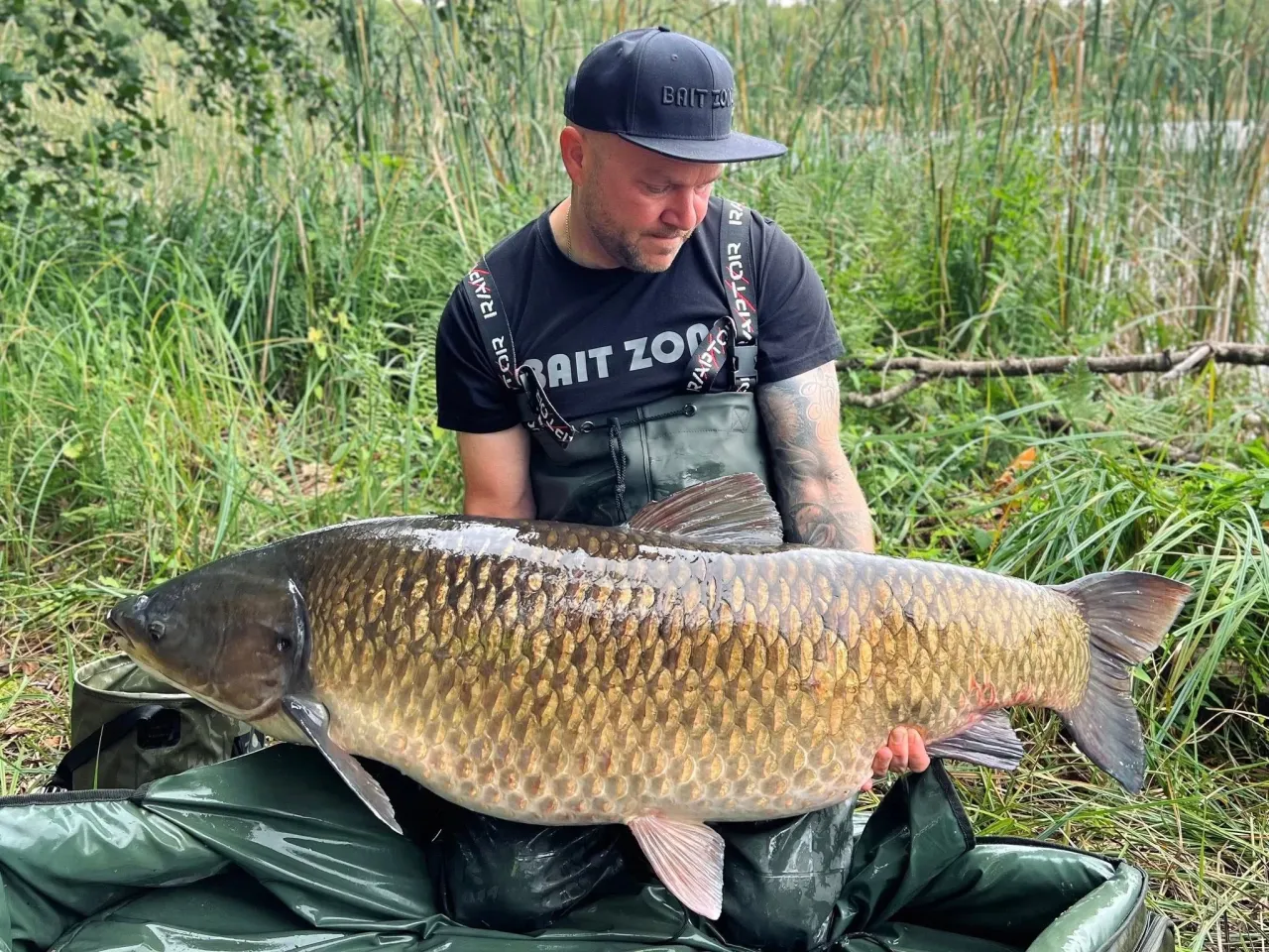 Wędkarz z dużą rybą Jezioro Głębocko, karp amur
