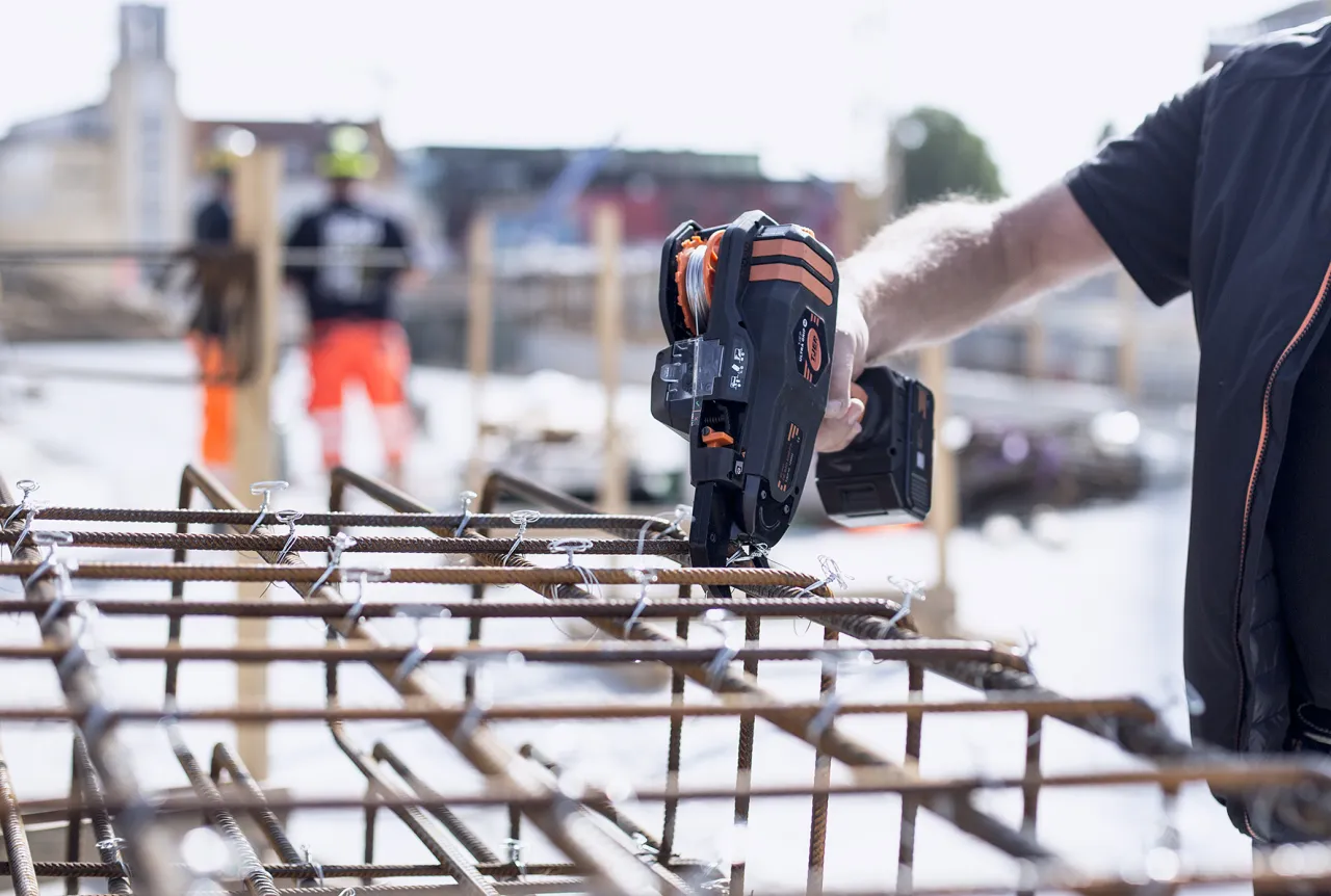Maszynka do wiązania zbrojenia w akcji