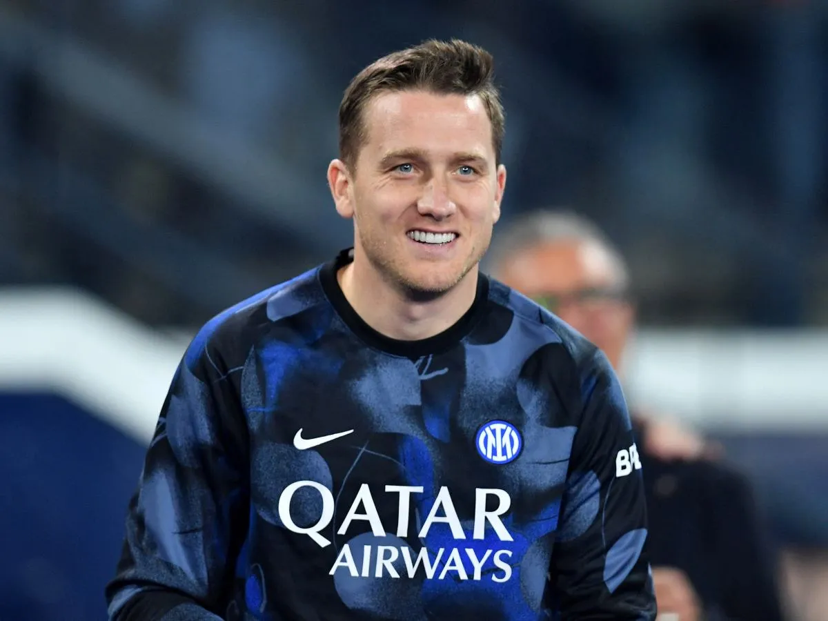 Uśmiechnięty Piotr Zieliński w stroju Interu z logo Qatar Airways. Jego zarobki w klubie budzą zainteresowanie.