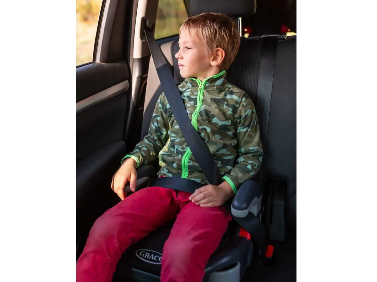 Dziecko w foteliku z oparciem vs. na podkładce