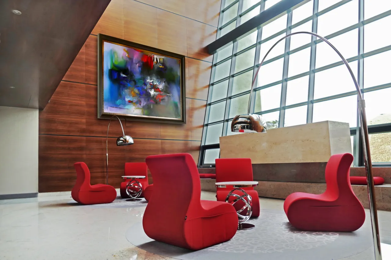 Wnętrze galerii sztuki wsp&oacute;łczesnej obrazy olejne