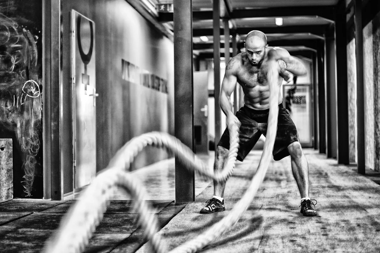 CrossFit ludzie w boxie r&oacute;żny wiek