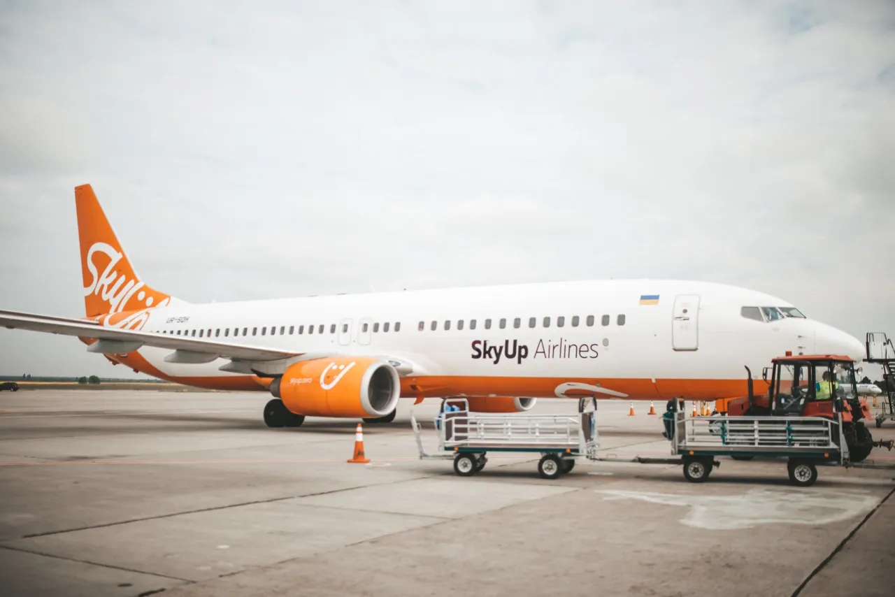 Samolot SkyUp Airlines na płycie lotniska. Zastanawiasz się, jak przylecieć na Cypr? Może właśnie ten samolot zabierze Cię na słoneczną wyspę!