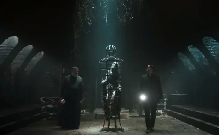 sceny z filmu Egzorcysta Papieża dynamiczne ujęcia