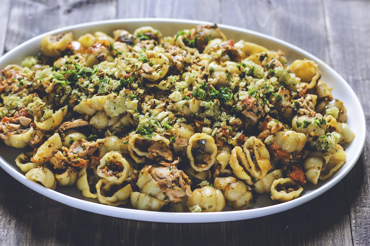 idealnie wilgotny makaron z tuńczykiem