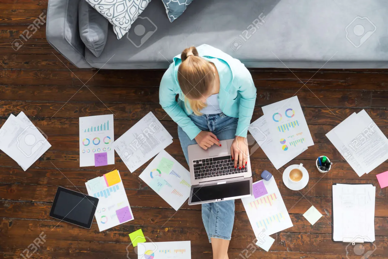 młoda osoba analizująca dokumenty finansowe