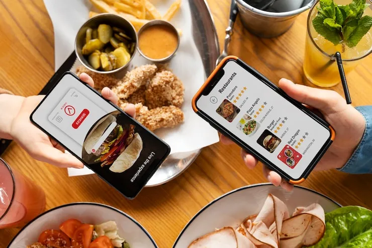Persona usando una app de restaurantes en el m&oacute;vil