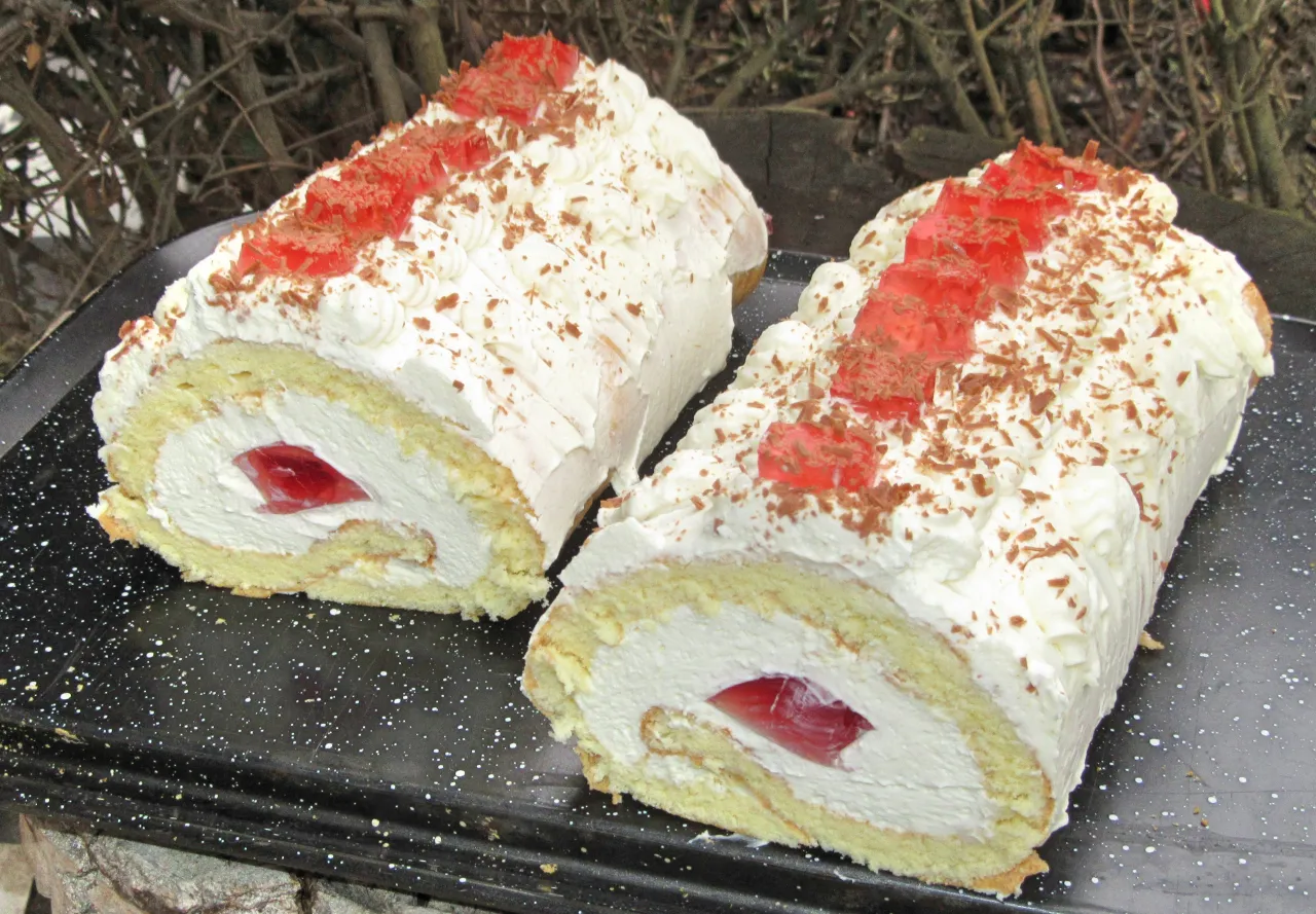 Idealnie upieczony biszkopt na roladę