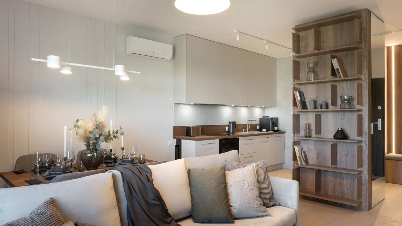 aranżacja kwadratowego salonu z wydzielonymi strefami