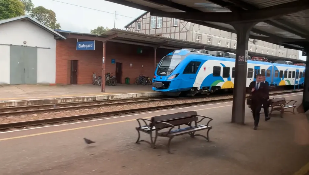 Dworzec PKP Białogard perony pociąg