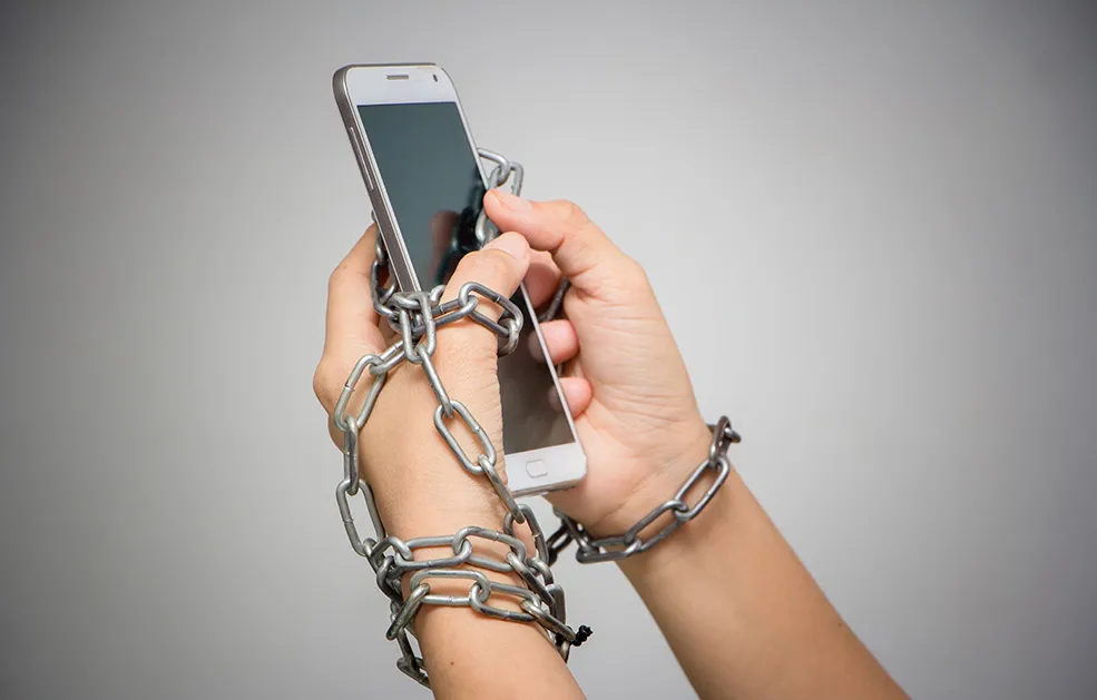 osoba odkładająca telefon, skupiona na innej aktywności