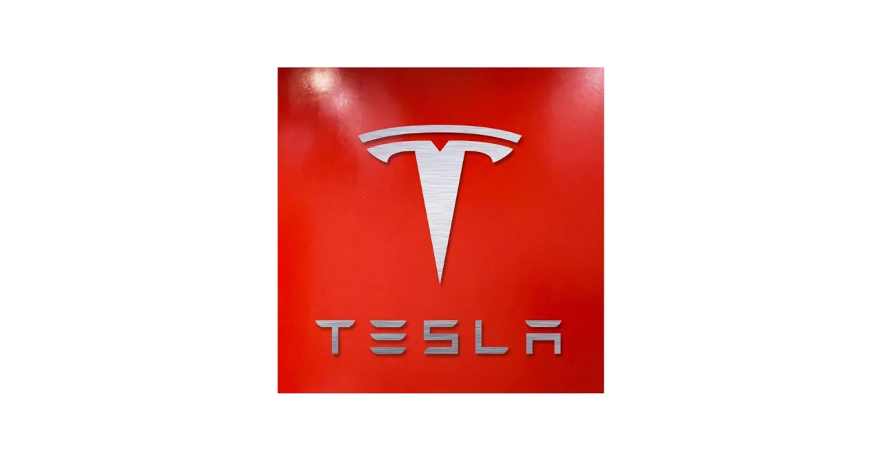 Tesla logo na tle flagi USA