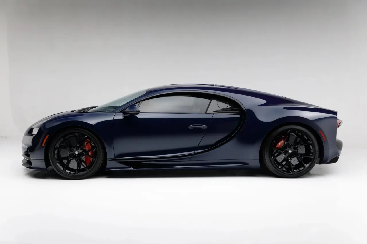 Bugatti Chiron z boku linia C