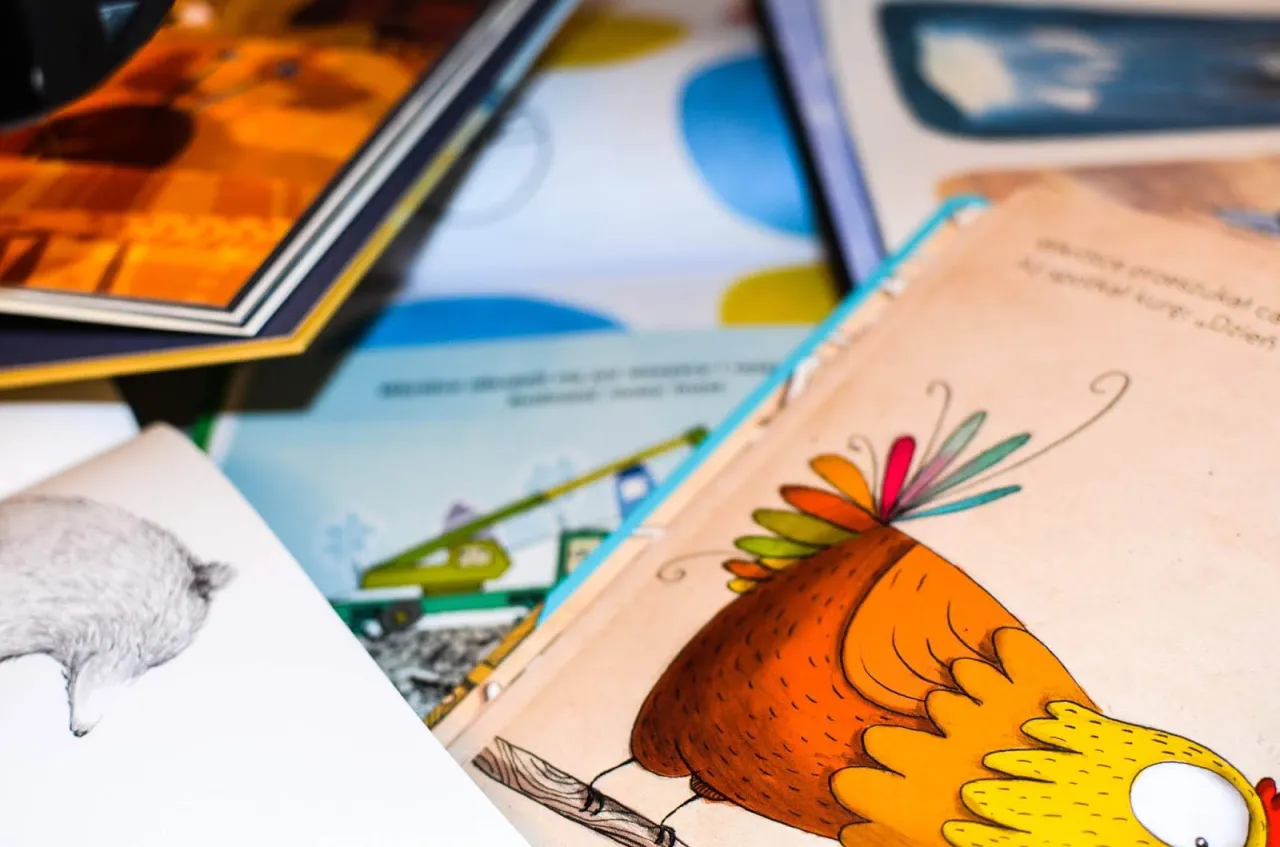 Kolorowe książki na zakończenie przedszkola: ilustracje z kurczakiem i zwierzątkami.